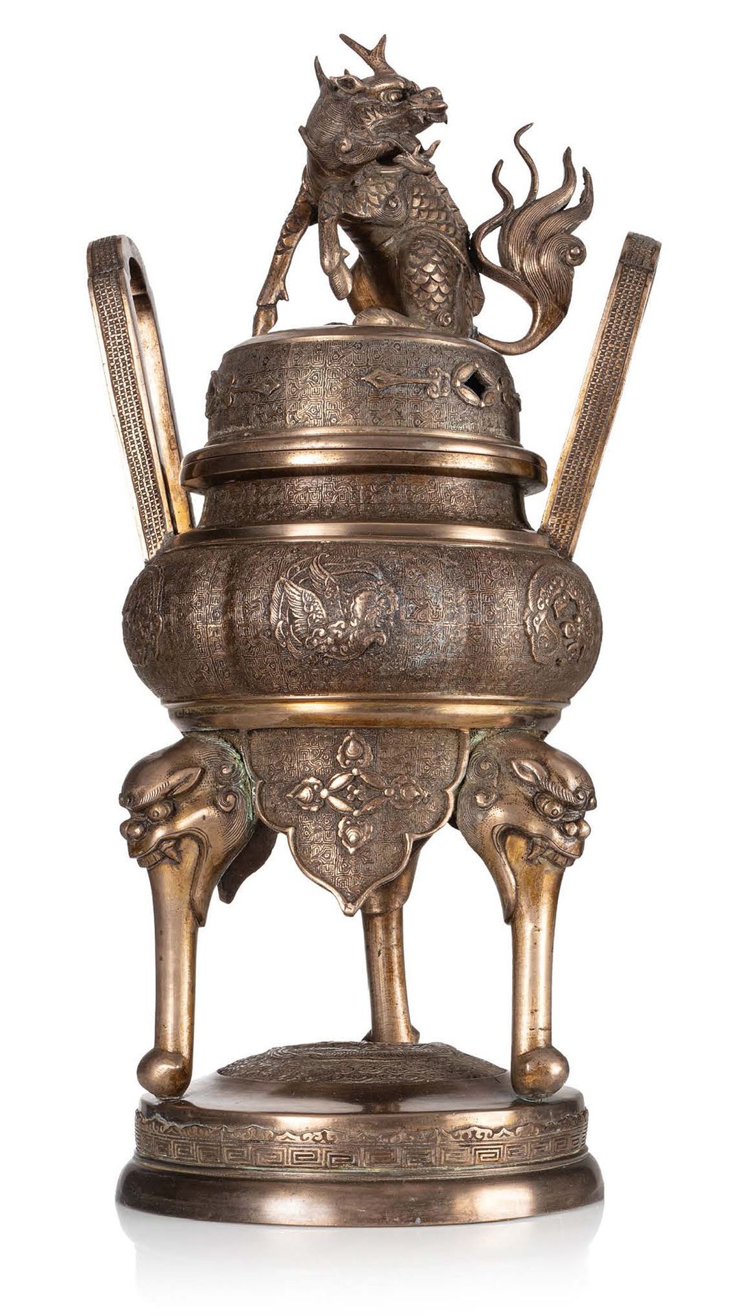 JAPON vers 1900 底座上的有盖鼎形铜香炉，炉身在蛭石背景上饰有仙鹤、凤凰和龙的徽章，并有两个大的垂直直柄，盖子的把手描绘着麒麟，脚上吐出的是奇美拉&hellip;