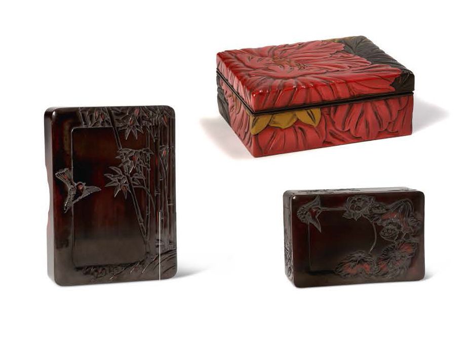 Japon milieu XXe siècle 一套三个长方形的盒子，一个有红色、绿色和黄色的漆饰，上面有浅浮雕的牡丹花；另外两个配套的盒子，可以组成一个铃兰子&hellip;