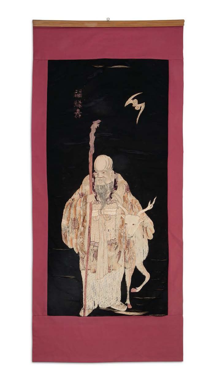 CHINE DU SUD VERS 1900 
中国南方1900年代左右

黑地寿星图题文绣帐
