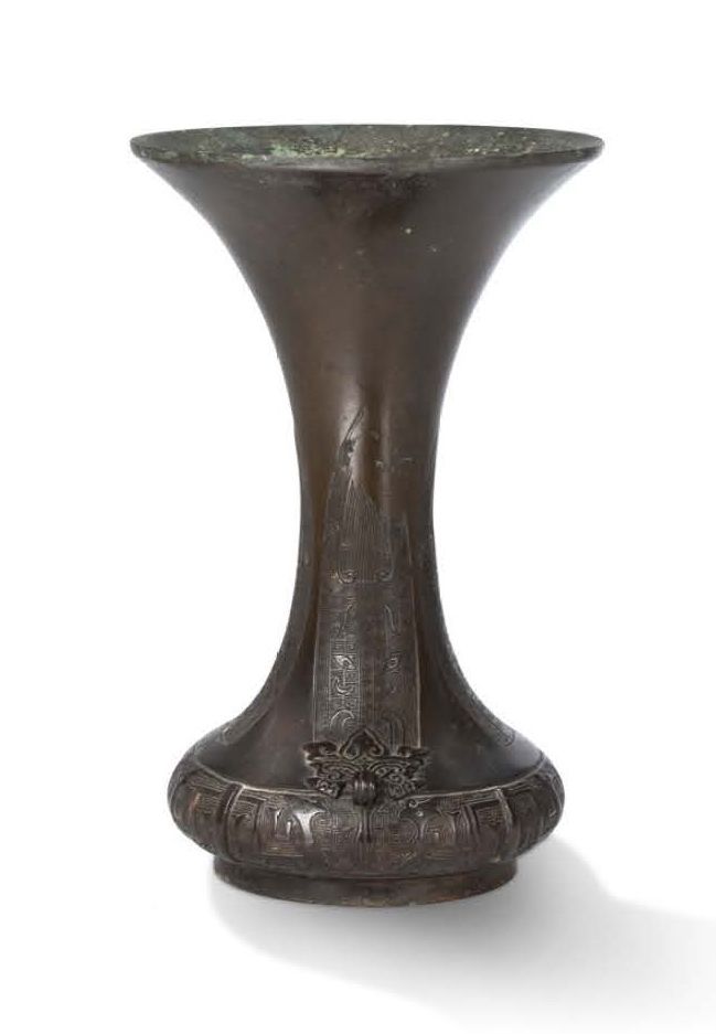 Japon Période Meiji (1868-1912) Un vaso di bronzo in patina marrone con una base&hellip;