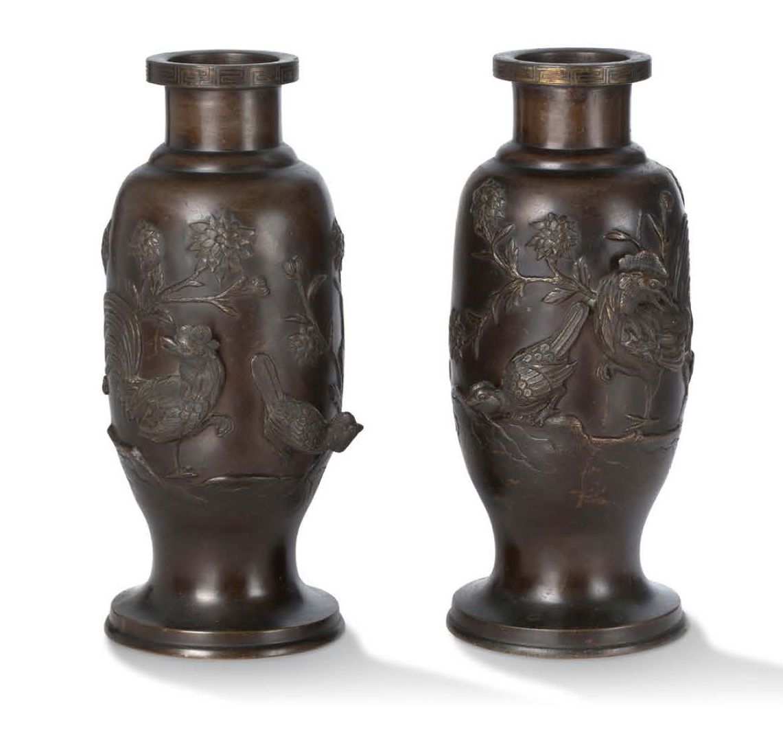 JAPON VERS 1900-1920 A pair of brown patina bronze vases with a flared foot and &hellip;