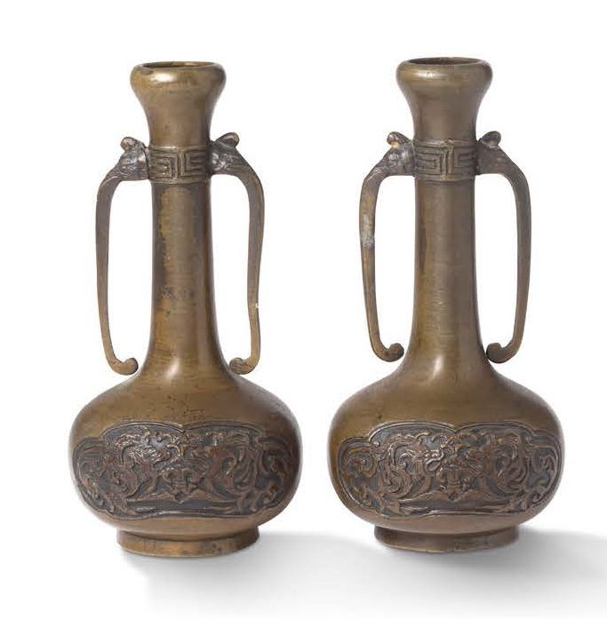 JAPON vers 1900 一对小长颈青铜花瓶，带有奖章铜锈，装饰有精雕细琢的龙的两个奖章，以及麒麟造型的放大手柄。
，高15.5厘米
 （其中一个手柄上的&hellip;