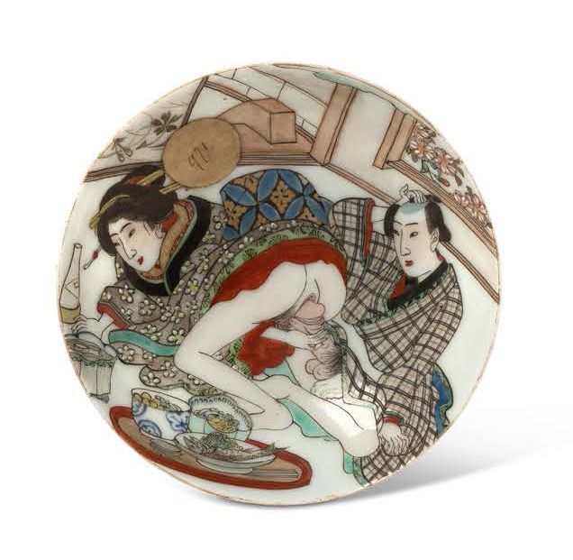 JAPON XXE SIECLE 
长11厘米，多色顺加装饰的瓷盘，代表一对夫妇。