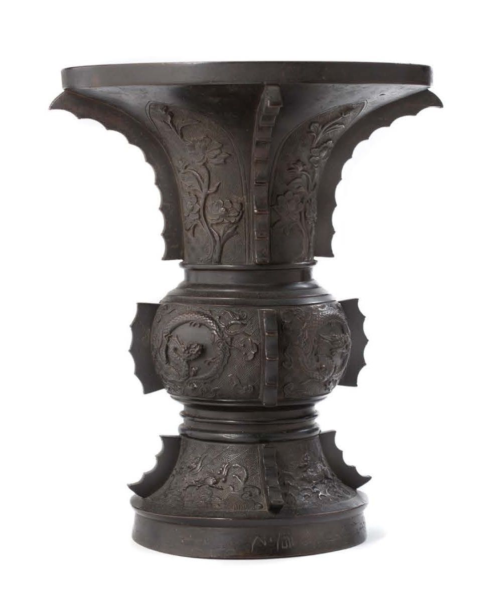 JAPON XIXE SIECLE 
Vase zun en bronze à décor en relief à quatre registres verti&hellip;