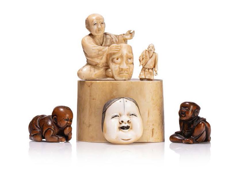 JAPON FIN XIXE ET DÉBUT XXE SIÈCLE 五件拍品，包括两件木制网饰，一件表现一个趴着吃麻糬的小孩，另一件表现一个坐着的小孩，背上抱&hellip;
