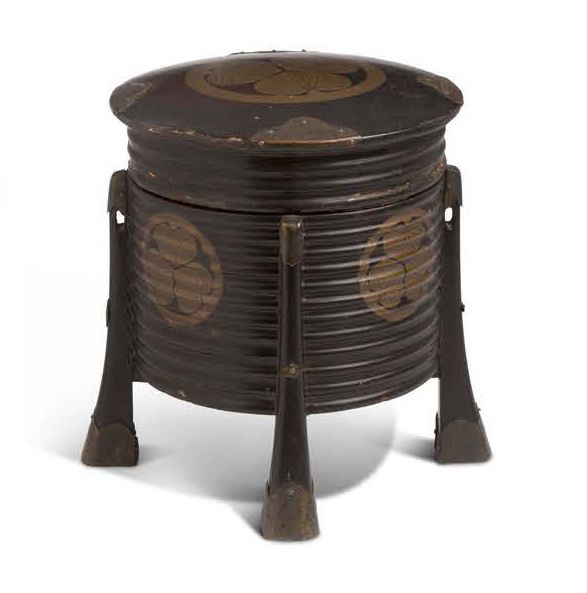 JAPON FIN DE LA PÉRIODE EDO, XIXE SIÈCLE 一个小的黑漆Hokai-bako，或玩贝壳的盒子，也被称为野餐盒，圆柱形，四条&hellip;