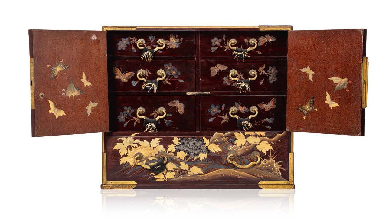 JAPON XIXE SIECLE Mobile in legno laccato con accessori dorati e cesellati, aper&hellip;