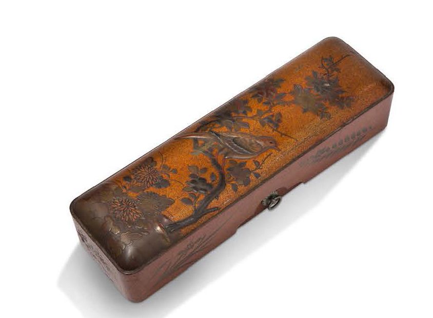 JAPON PÉRIODE MEIJI (1868-1912), XIXe SIÈCLE 纳西族漆器的文房四宝，盖子上用伊郎绘高明绘装饰着一只鸟，栖息在盛开的樱&hellip;