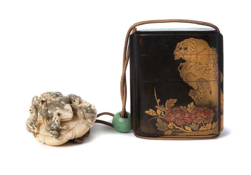 JAPON PÉRIODE EDO, XVIIIE - DÉBUT XIXE SIÈCLE 一件小的黑漆三箱，用金色、红色和黑色的平木绘装饰，有两个石人，一个在&hellip;