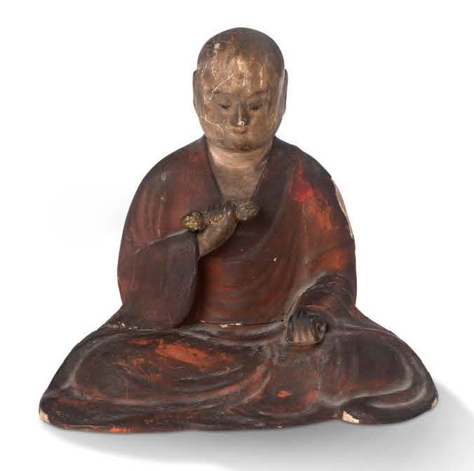 JAPON FIN DE LA PÉRIODE EDO Lacquered wood statuette, representing a seated monk&hellip;