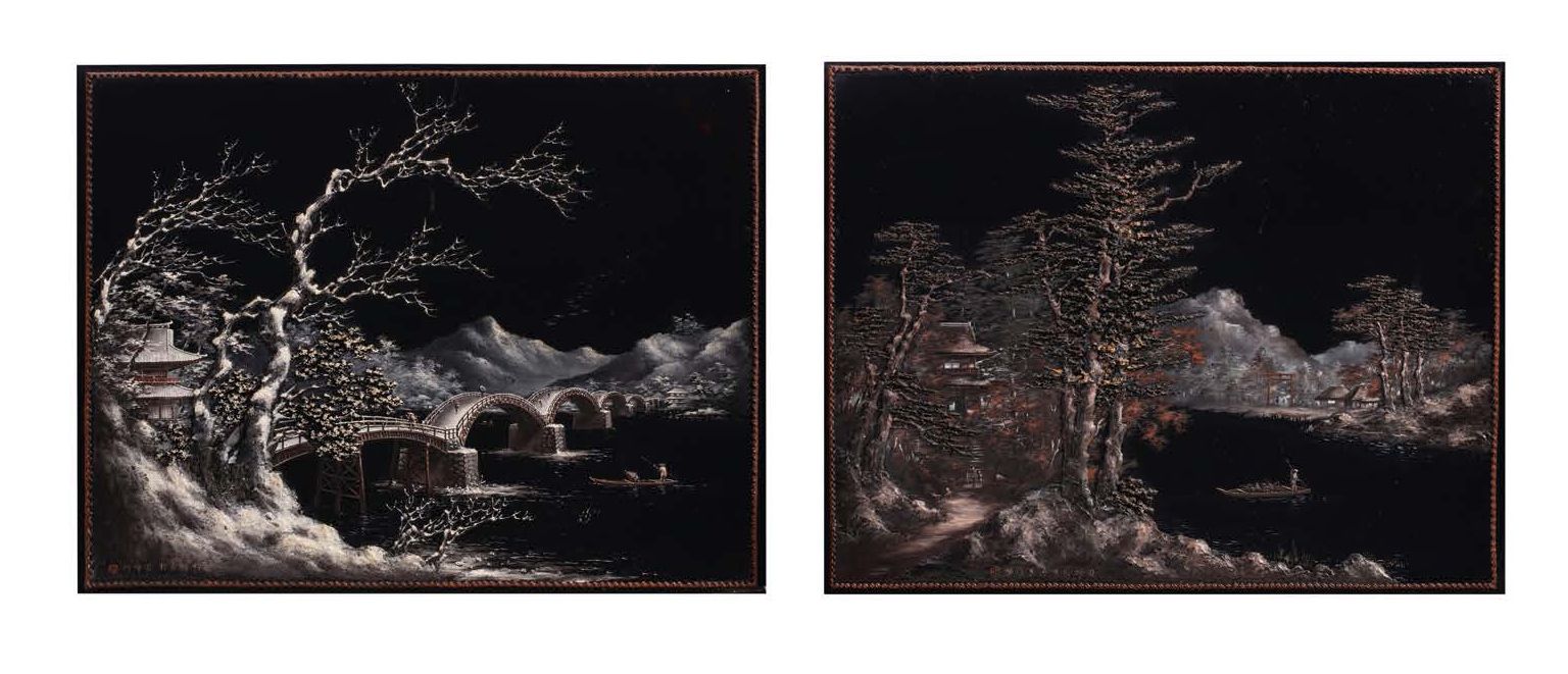 JAPON vers 1900 两块漆面木板，浮雕装饰着湖景和雪景，边框为漆面。
Dim. 58 x 71 cm - 63 x 75 cm
(磨损、裂纹)