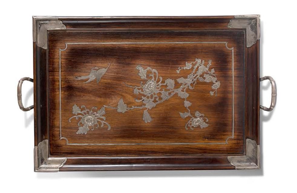 JAPON vers 1900 木质托盘，装饰有银色的应用，一只鸟接近盛开的菊花，有两个竹子把手。
Dim. 56 x 38 cm
PROVENANCE For&hellip;