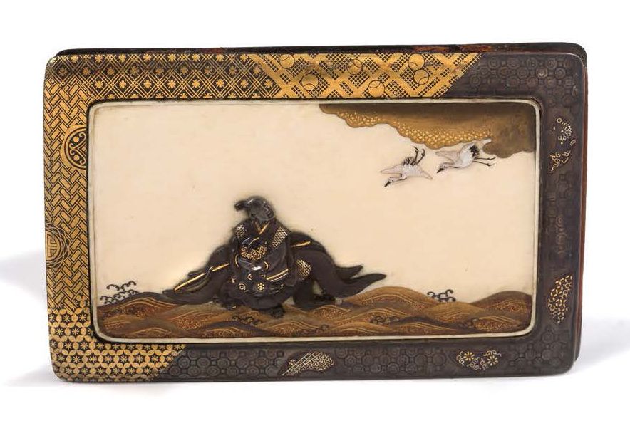 JAPON XIXe SIÈCLE, PÉRIODE MEIJI (1868-1912) 一个象牙上的小型银质镀金卡座，棕色皮革内壁，装饰有两个场景；一侧是一个&hellip;