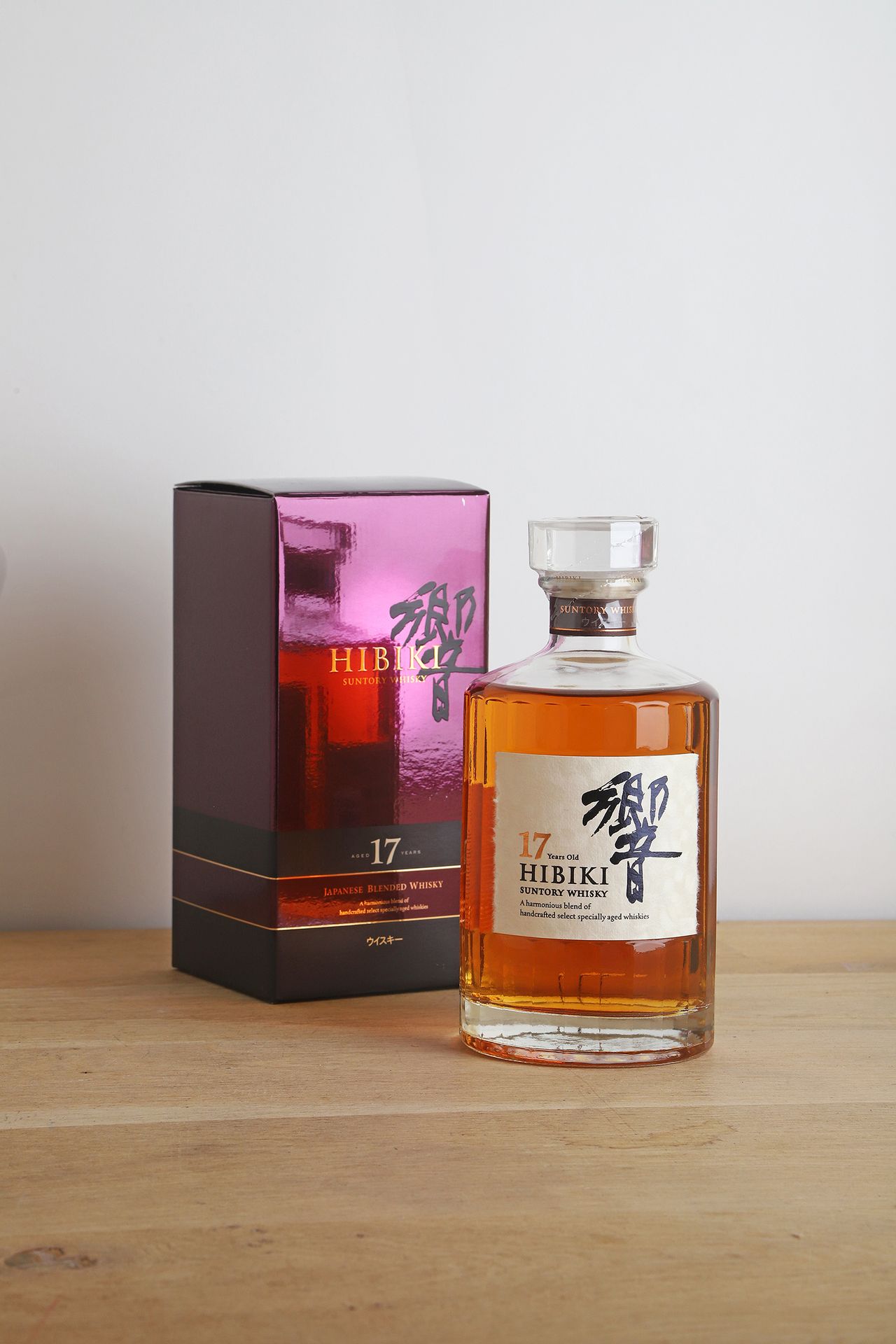 Null 1 B WHISKY SUNTORY 17 ANS D'ÂGE 70 cl 43% (étui d'origine) - NM - Hibiki