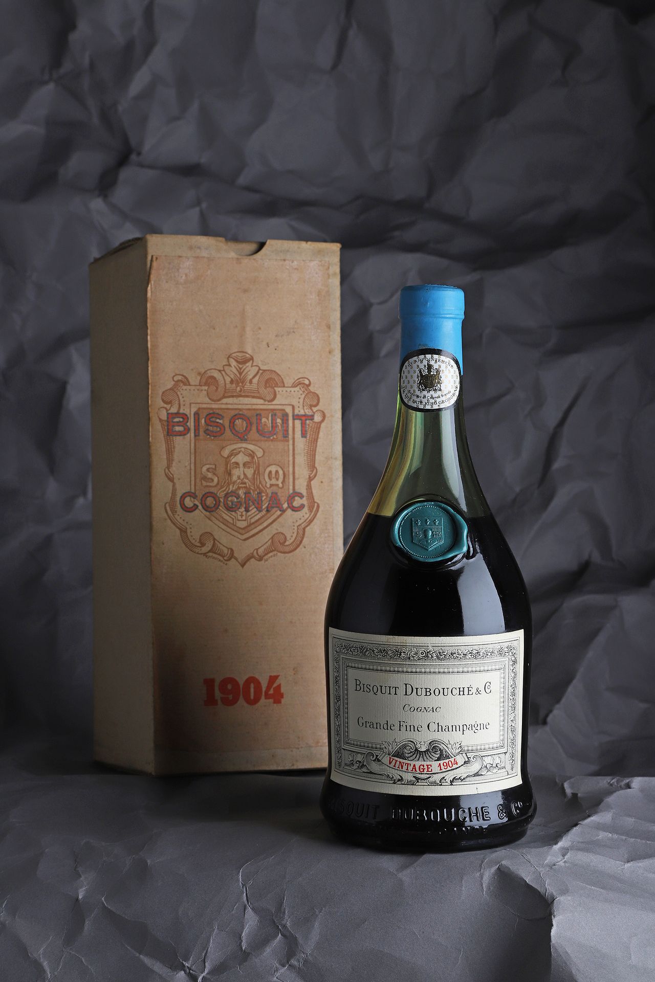 Null 1 B COGNAC GRANDE FINE CHAMPAGNE (原盒) (6,5 cm; 稍微损坏的蜡质标签; 漂亮的展示) - 1904 - B&hellip;