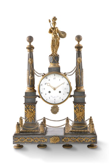 Null 一座绿松石蓝色大理石和鎏金青铜座钟，珐琅表盘上有巴黎Denoyelle的签名（1788年获得大师），用阿拉伯数字显示小时和分钟。它的顶部是一个代表雅典&hellip;