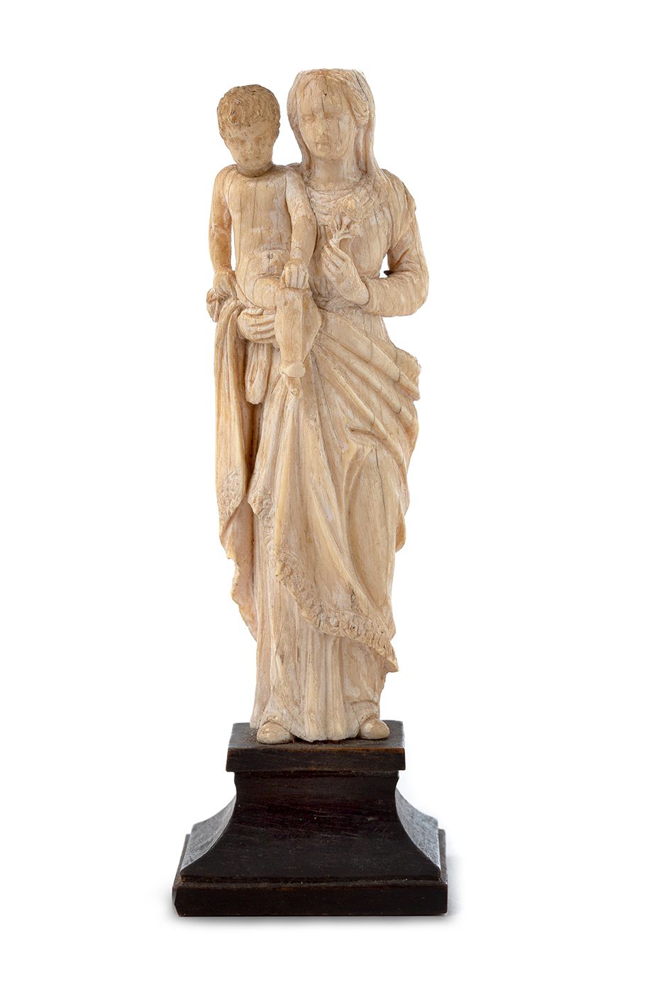 Null 
+ 象牙色的小圣母和孩子。圣母站着，左手拿着一朵花，右臂上坐着孩子耶稣，右手拿着她母亲的面纱，左手放在膝盖上。



迪耶普，18世纪。



H.&hellip;