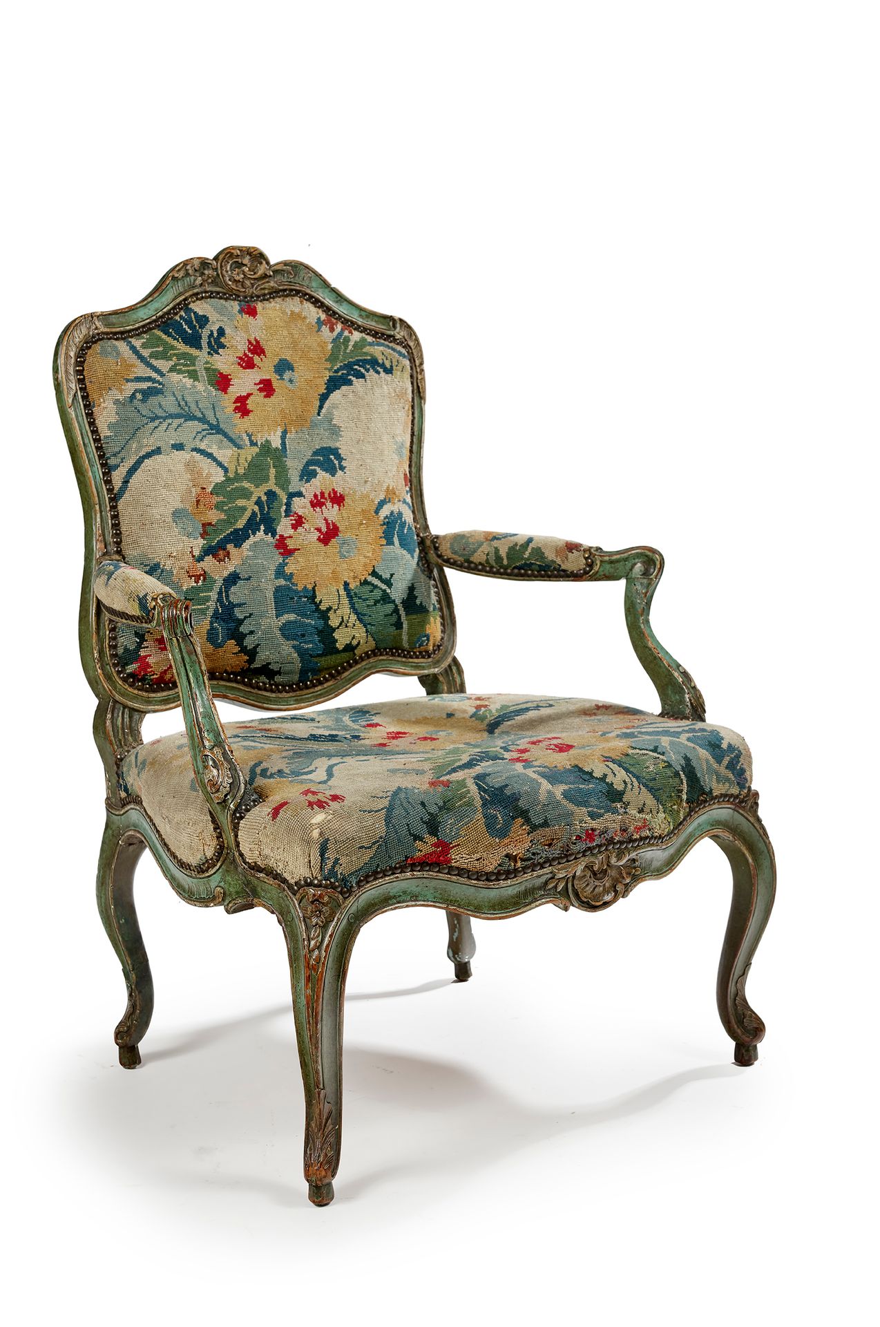 Null 一把皇后椅，采用模压、雕刻、淡绿色漆面和重装山毛榉木，带有罗盖尔图案，它安放在小卷轴腿上。
路易十五时期的奶油色丝绸软垫，带有18世纪的多色花。
H.&hellip;