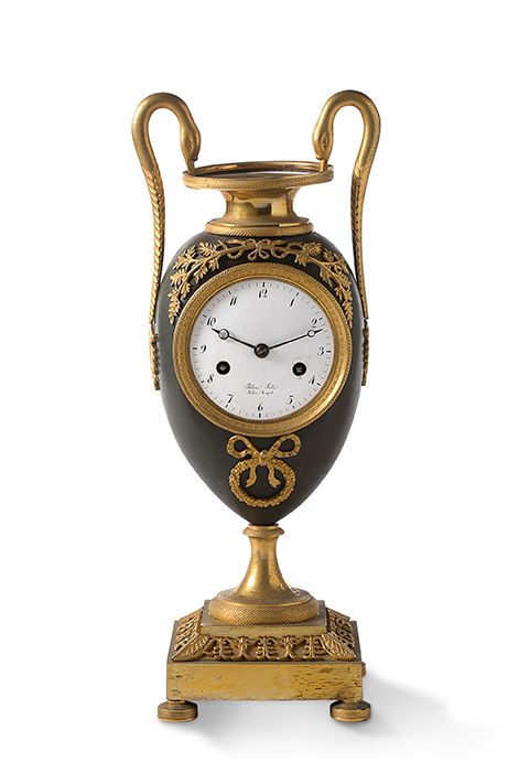 Null 镀金和铜化的青铜吊瓶，形成了一个巴掌大的花瓶，手柄有天鹅颈，签名为 "Blanc Fils Palais Royal "的珐琅表盘用阿拉伯数字显示小时&hellip;