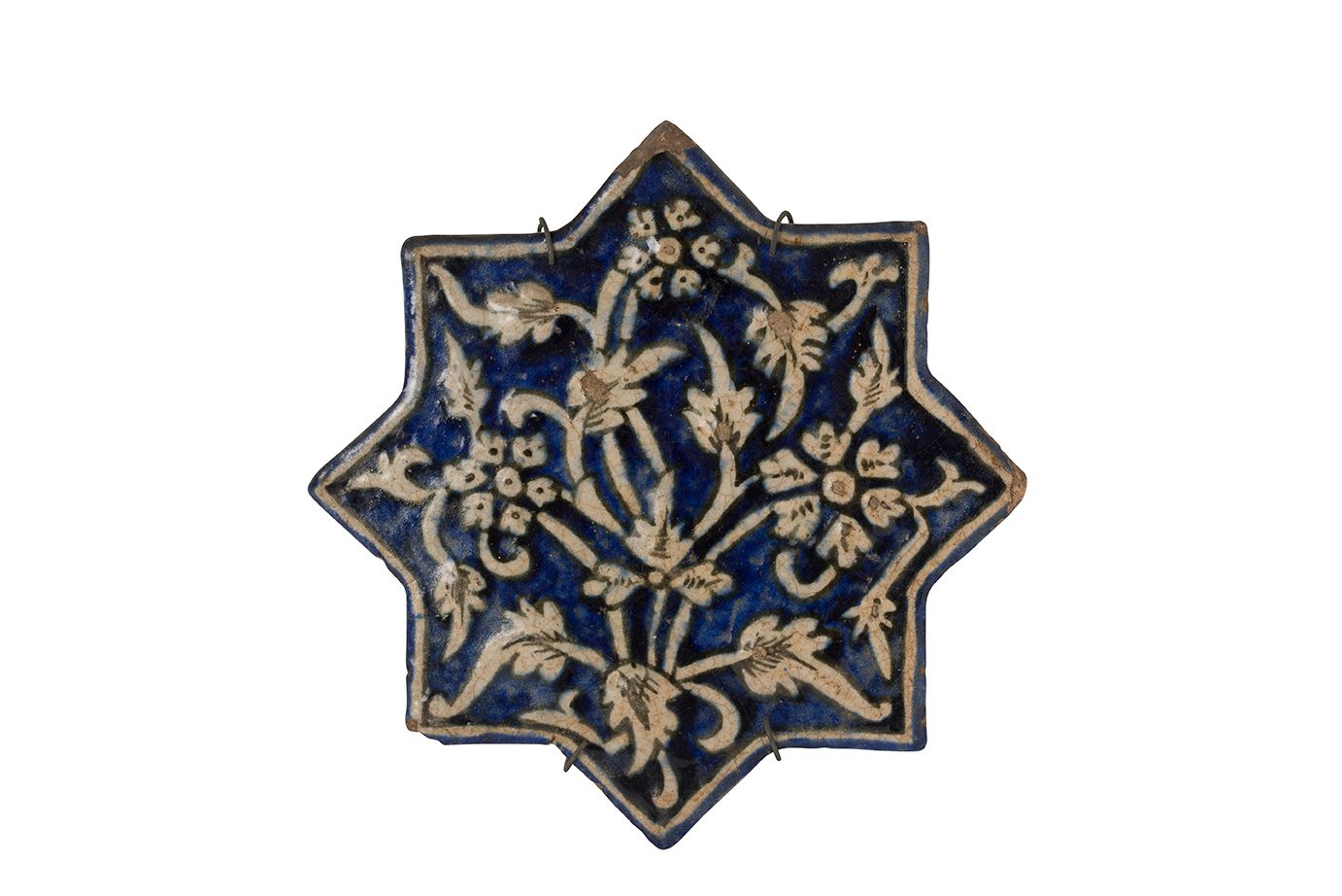 Null SULTANABAD" STAR
罕见的八角星形瓦片。硅质搪瓷，在略带蓝色的釉面下用蓝色珐琅彩进行模塑和彩绘。
花和叶子的图案。
边缘有鱼片。
伊朗，&hellip;