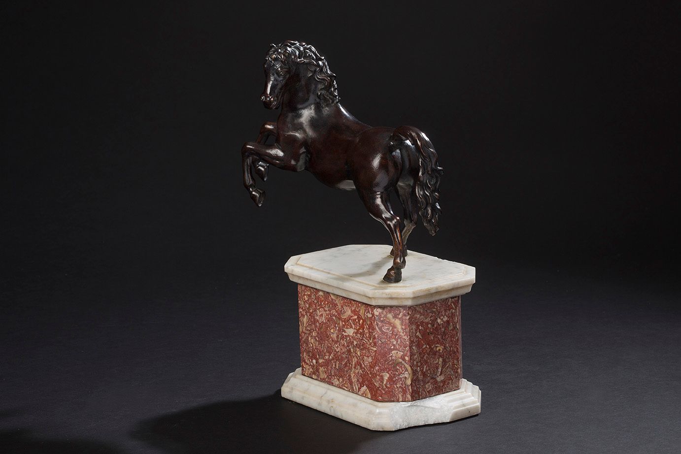 D'APRÈS FRANCESCO FANELLI (1590-1653) 
Aufbäumendes Pferd
Bronze mit brauner Pat&hellip;