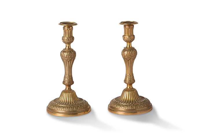 Null 一对镀金青铜灯笼，底座是巴洛克式的，上面交替装饰着笛子、刺桐叶和成排的珍珠
路易十六时期 高30厘米
 （零碎的东西，小的碰撞和修复）。