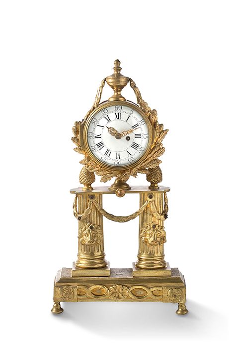 Null LITTLE PORTICAL HANGER in gilt bronze, the enamelled dial, showing the hour&hellip;