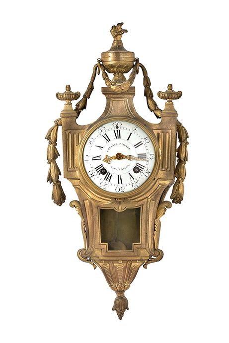 Null 一个有凹槽和镀金的青铜挂钟，上釉的表盘上有 "Causard Hgr du Roy Suivt la Cour "的签名，为乔治-考萨尔（1770年获&hellip;