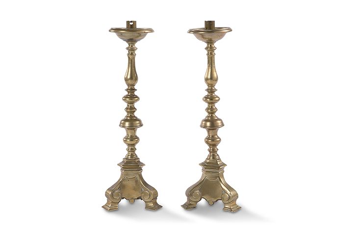 Null Pair of bronze tripod altar candlesticks, turned shafts and vase, scrolled &hellip;