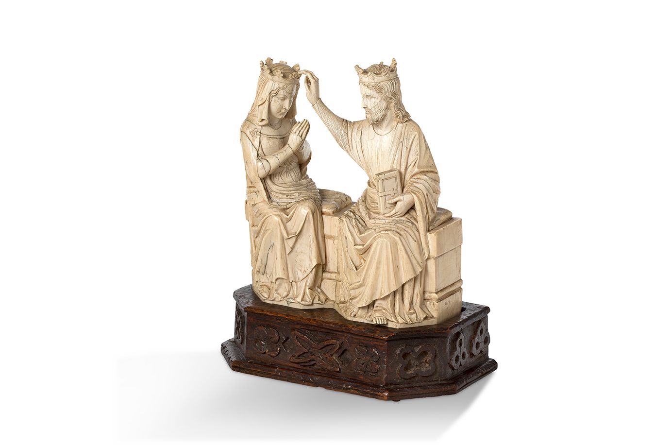 Null 圣母加冕图 重要的象牙组雕，仿照卢浮宫中的圣母加冕图（Inv. OA 58）进行圆雕。
19世纪
圣母的高度：23.5厘米 - 基督的高度：24.5厘&hellip;