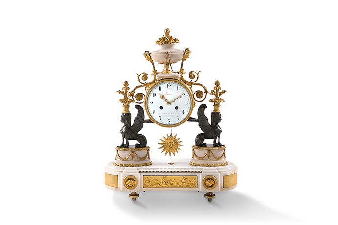 Null 一件白色大理石和镀金及棕色的铜器，底座上有爱的浮雕，18世纪末，大理石，铜器或镀金的装饰物，表盘上有 "Lépine, horloger du Roy&hellip;