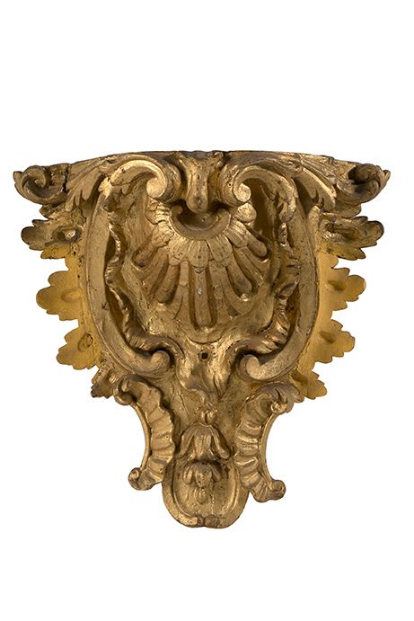 Null 
+ 巨大的杨木雕刻的CONSOLE，带有贝壳和叶子的ROCELLLE装饰。



18世纪初



高49.5；宽52；深23厘米



(修复，恢&hellip;