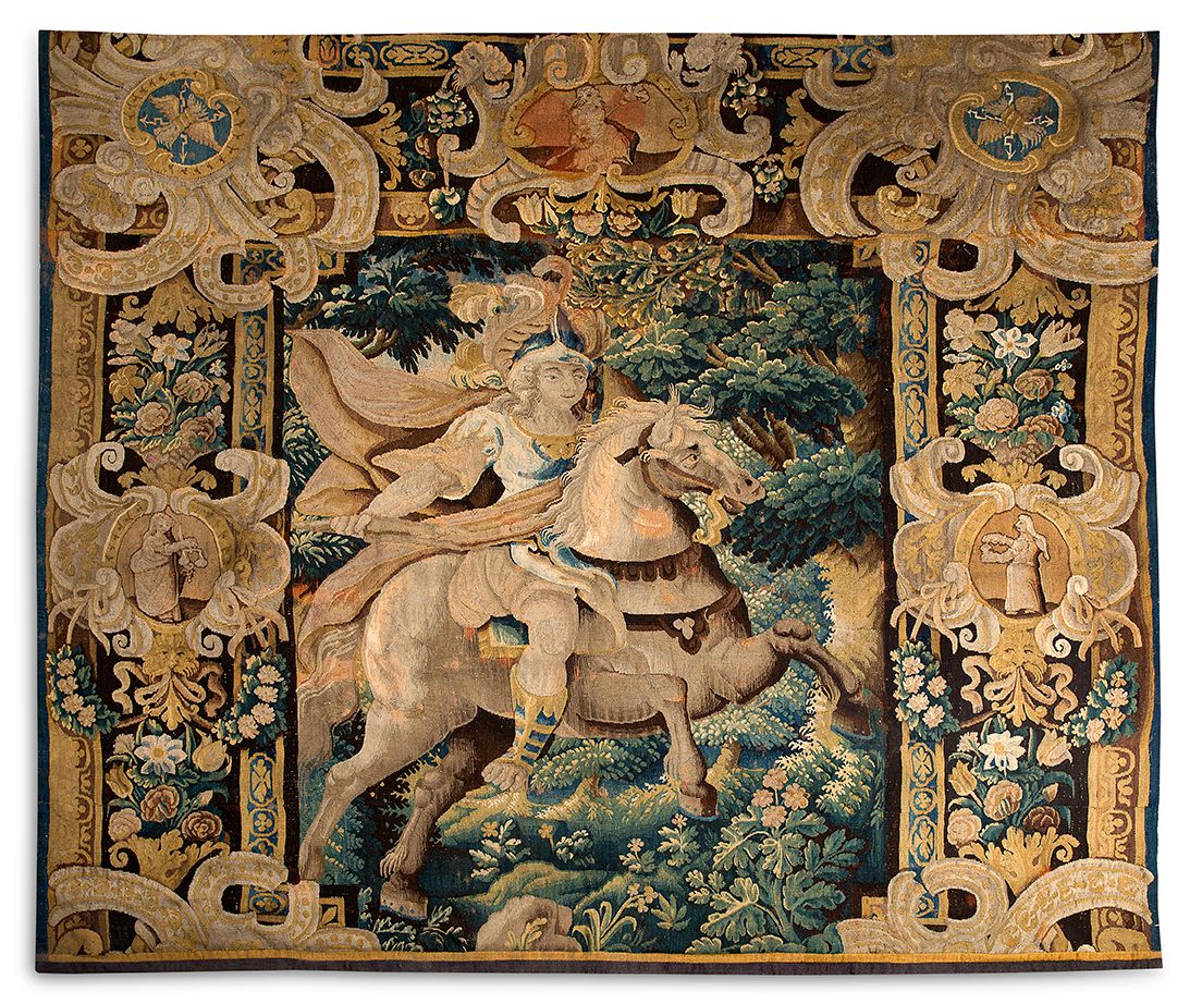 Null 重要的羊毛和丝绸面料，描绘了一个骑手在绿色和美丽的植被背景中。
，大边框有三个镜子形式的奖章，镶嵌着石榴石，包括四个基本美德的三个。上角的战争螺栓
M&hellip;