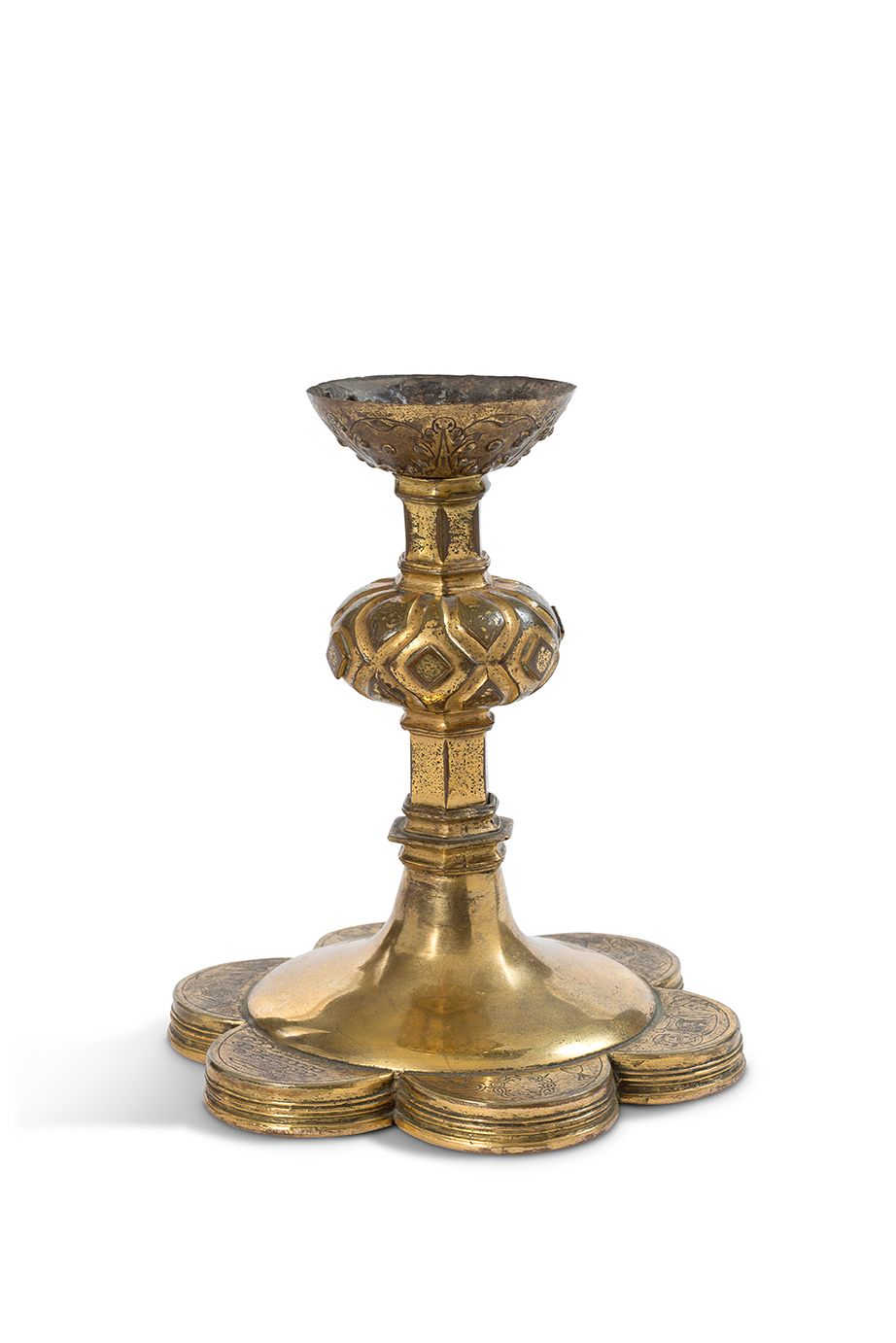 Null 一个雕刻和镀金的铜制CALICE PIED。六角形的茎上有一个中间的结，上面有凸圆形的宝石，多棱形的底座上装饰着受难的工具。
16世纪初
高17厘米