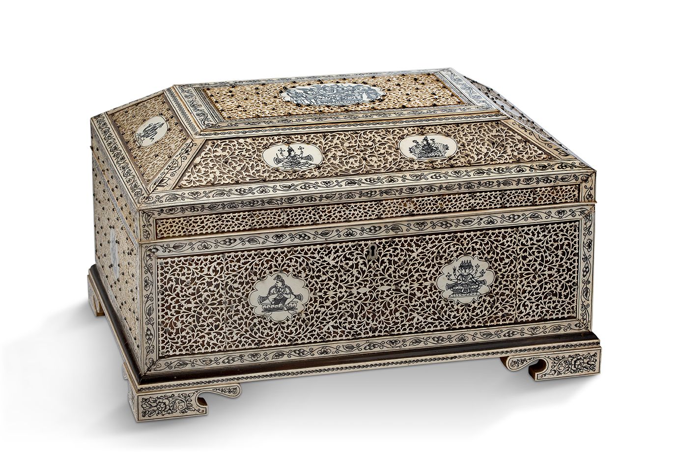 [INDE, VIZAGAPATAM] 
Sewing box made of ebony, sandalwood and ivory openwork and&hellip;