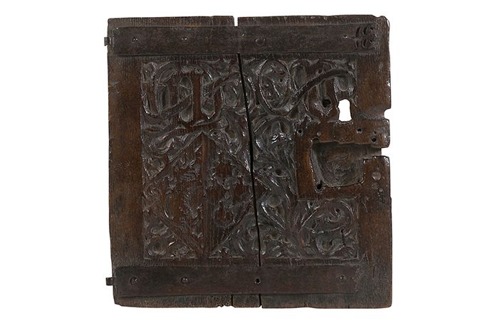 Null 
+ 梳妆台门 橡木梳妆台的左手门上雕刻着一个半分割的纹章和形成哥特式字母的叶状卷轴。



15世纪



H.32,5; L. 32 cm



&hellip;