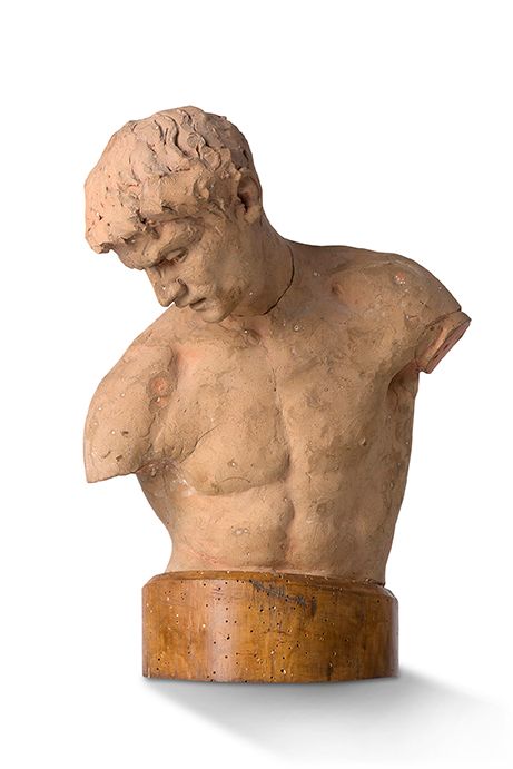 Null 年轻人的胸像，裸露的躯干，头略微向右倾斜。
陶器证明，在木质底座上。
19世纪的法国学校。
高34；长25厘米
 （修复，磨损，丢失部分，虫洞）。