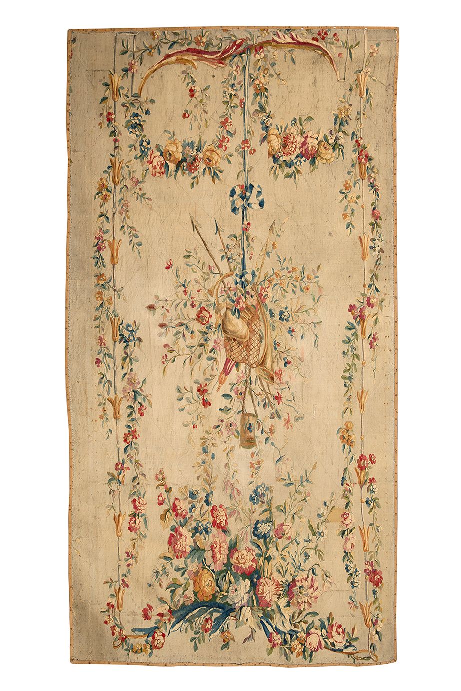 Null 饰有音乐属性和花束的塔帕斯图画。用羊毛和丝绸织成。
奥布松，18世纪最后四分之一。
高225，宽128,5厘米
(颜色漂亮。总体状况良好，有些磨损)
&hellip;