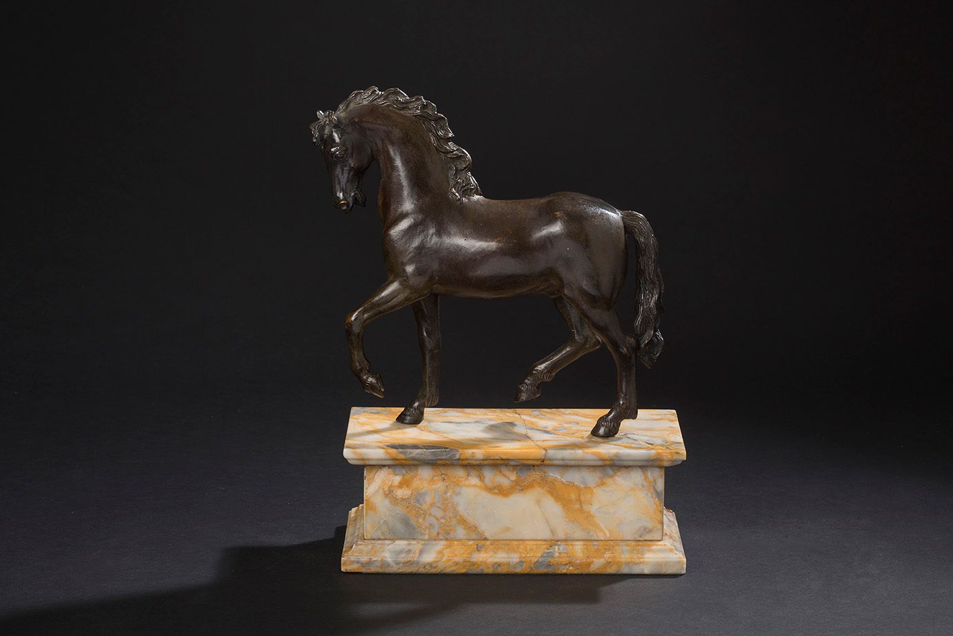 ÉCOLE FRANÇAISE DU XVIIIE SIÈCLE DANS LE GOÛT DE JEAN DE BOLOGNE Pferd
Bronze mi&hellip;