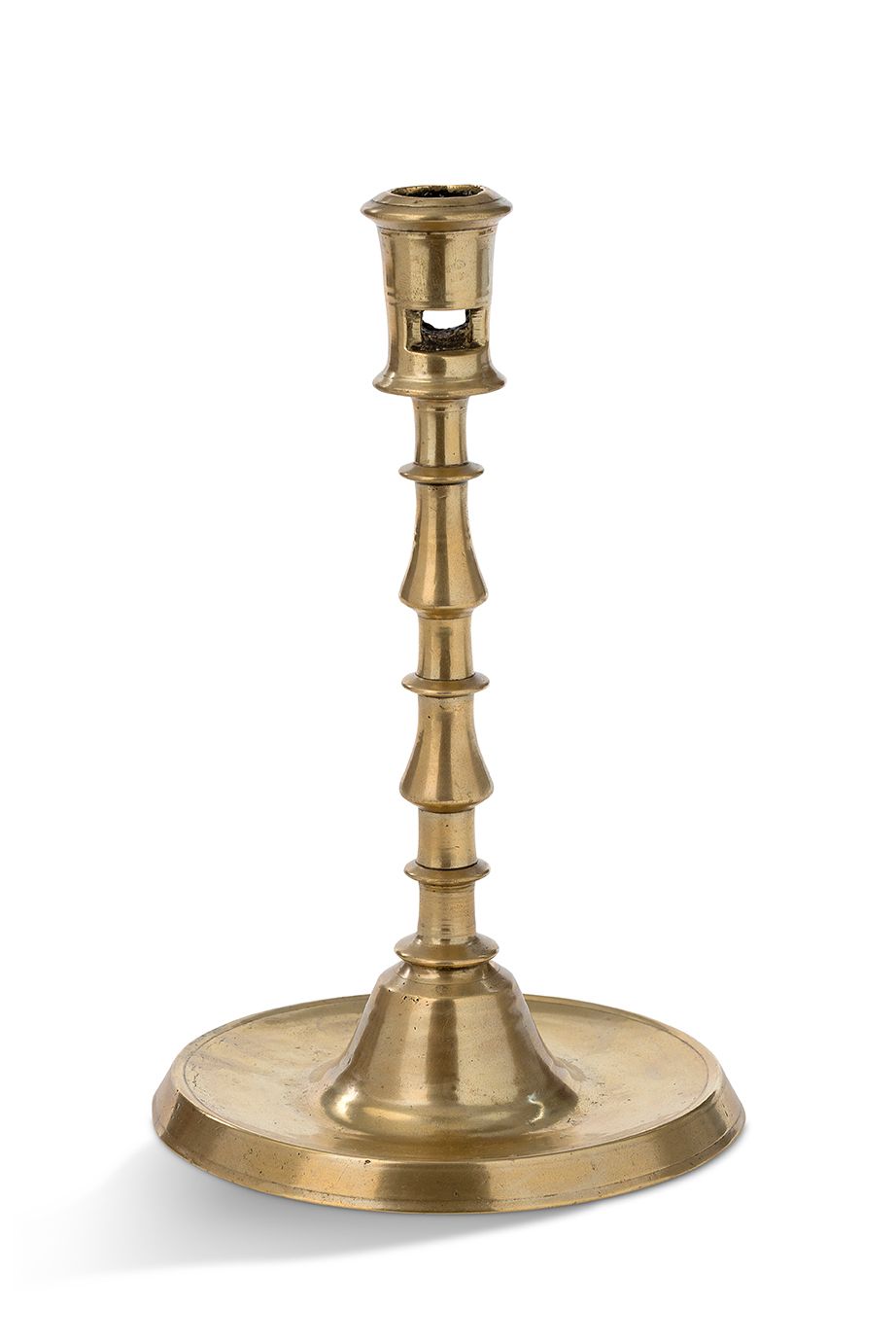 Null 一个青铜烛台，站在一个扁平的模制底座上。它的轴由环状物和一个栏杆组成，上面有一个带肩的圆柱形龙头和两个长方形的窗口。
法国或佛兰德斯，16世纪末
H.&hellip;