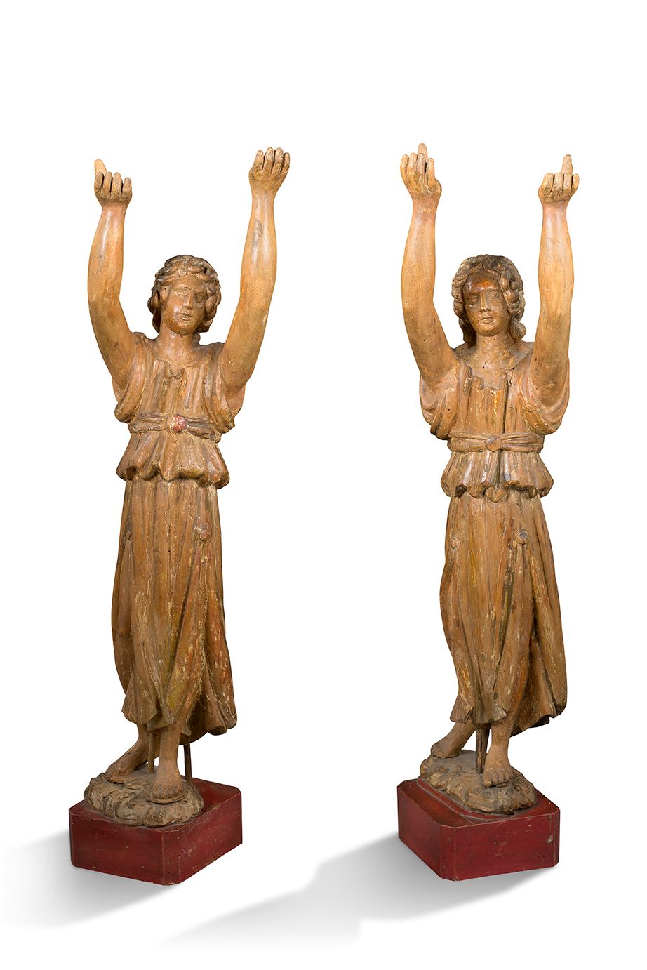 Null PAIR OF ANGELS in wood carved in the round, polychromed with remains of gil&hellip;
