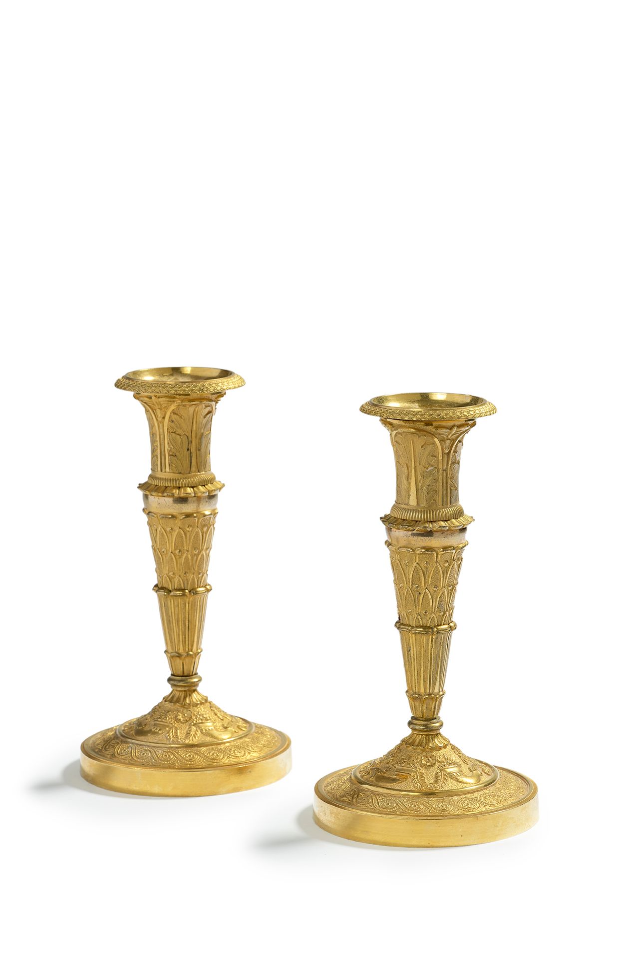 Null PAIR OF FLAMPS in chased and gilded bronze. The truncated cone-shaped shaft&hellip;