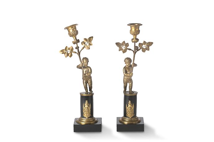 Null 青铜錾花的一对火炬手，两个小天使拿着花束，靠在柱子上，底座是方形的
，高30厘米
 （事故，修复）。
