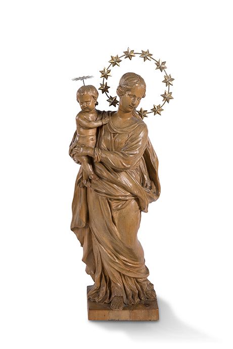 Null 石灰木圆雕的圣母与孩子。站在扭动的位置上，玛丽将她的
儿子放在右侧。
18世纪
高50厘米
 （头部重新固定，增加了金属光环，底座修复）