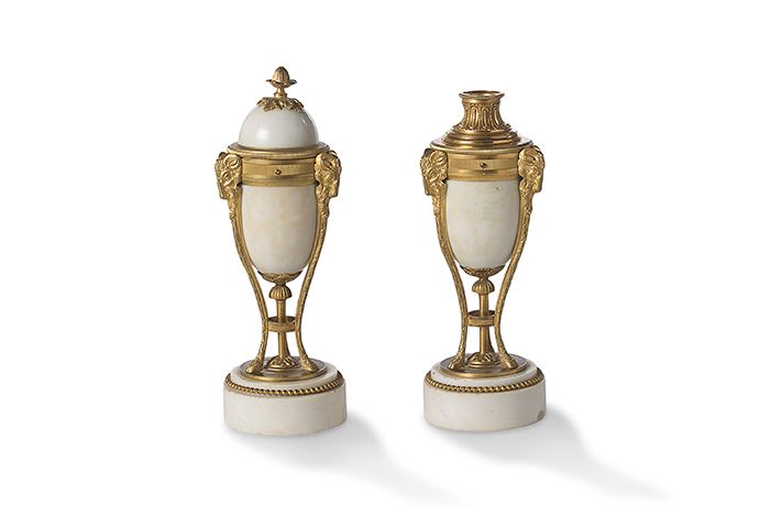 Null PAIR OF CASSOLETTES forming torches in white marble and gilt bronze, the up&hellip;