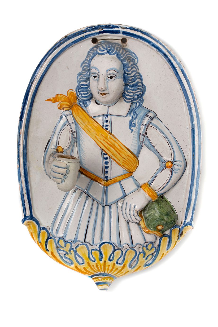 Null 
一套三件灯饰，形成一个陶制的灯臂，在一个椭圆形的盘子上用浮雕装饰着一个穿着十七世纪服装的人，右手形成一个烛台，蓝色，赭色和黄色的装饰，一个小册子。
&hellip;