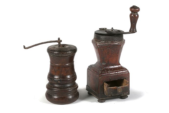 Null 
+ 香料磨 一套两个果木香料磨，一个有侧面，另一个是转弯的。



18世纪



总高度：24.5厘米和16.5厘米



(事故、失踪和小虫子、&hellip;