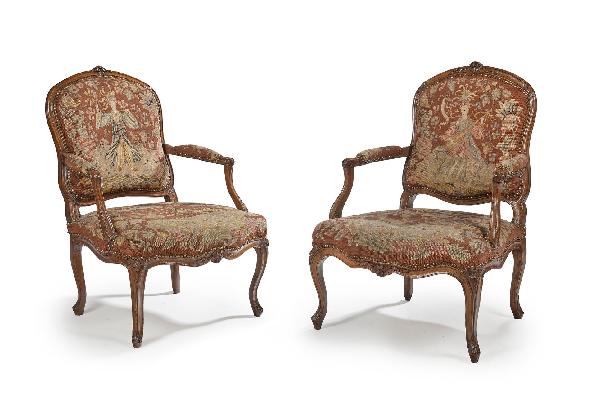 Null Pair of walnut "à la reine" armchairs with flat backs, moulded and carved w&hellip;
