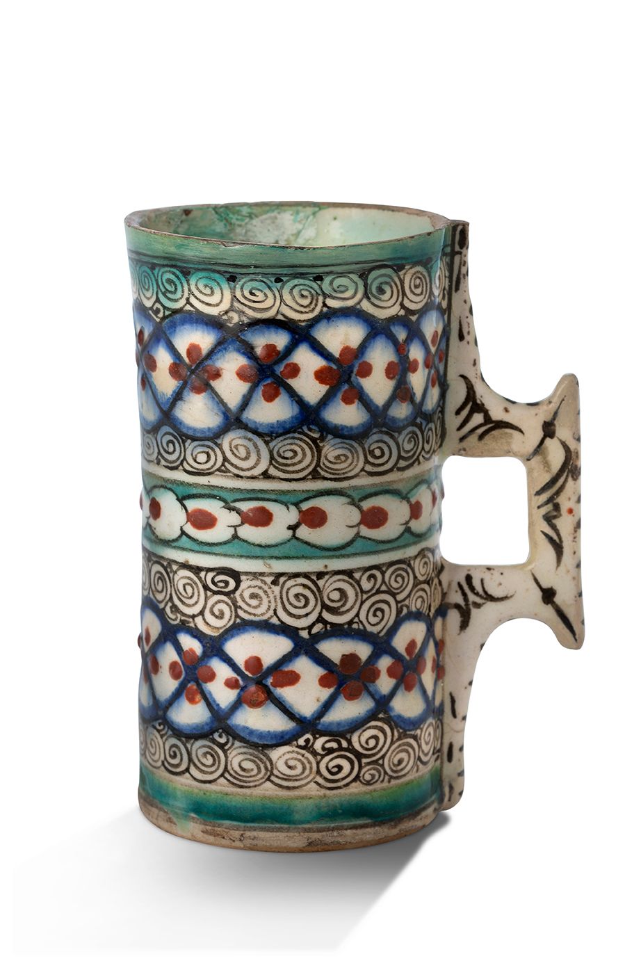 [IZNIK] 
小罐子，圆柱形，有四角形的把手，硅质陶瓷，有白滑和透明釉下的多色釉装饰。
Iznik，奥斯曼土耳其，约1585-1600
高14.2厘米，深7&hellip;