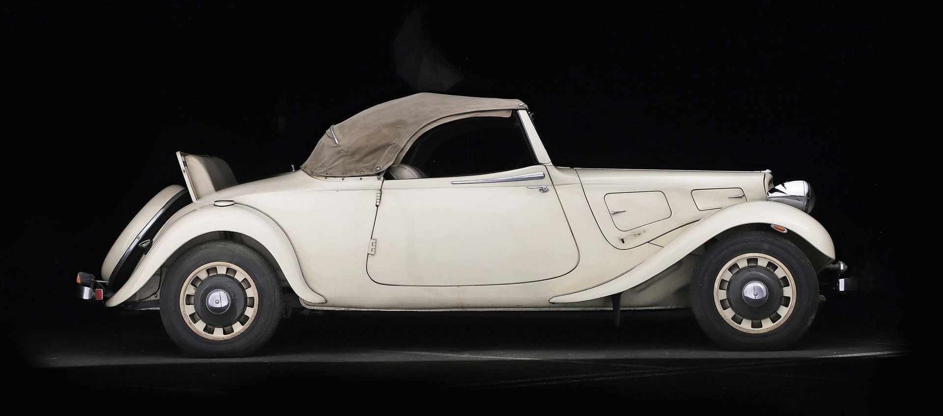 1939 CITROËN Traction 11 BL Cabriolet 
没有储备

正在申请FFVE证书



根据Olivier De Serres的观&hellip;